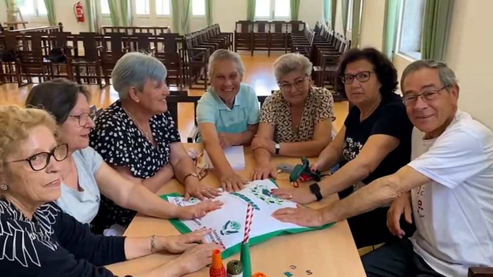 Da imaginação e das mãos de idosos nascerá uma manta que simboliza a solidariedade mutualista
