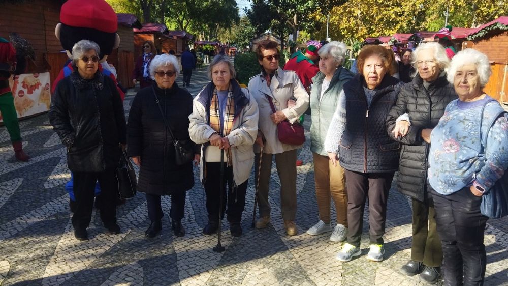 Utentes do Centro de Dia da ASM Setubalense visitam Feira de Natal
